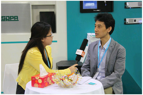 Mr. Wang Heng with reporter from China Digital Audio& Visual website